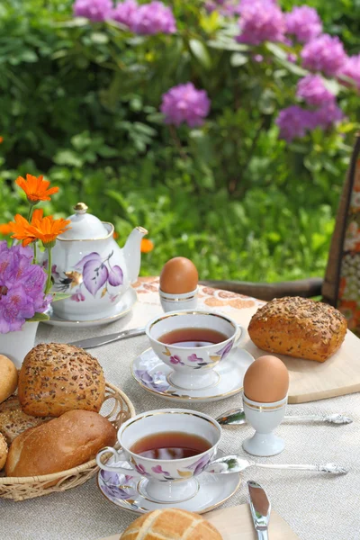 정원에서 아침 식사를 하다 — 스톡 사진