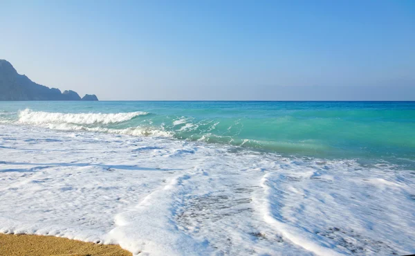 Cielo, mar, olas y playa de arena . —  Fotos de Stock