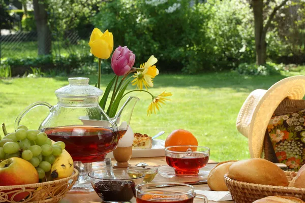 Ontbijt in de tuin. — Stockfoto