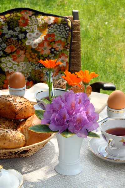 Pequeno-almoço no jardim. — Fotografia de Stock