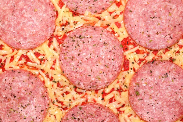 Неприготовленная, замороженная пицца — стоковое фото