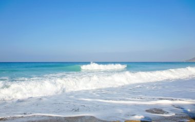 Deniz, dalgalar ve sandy beach.