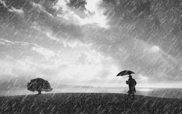 雨の中に行く人 ロイヤリティフリーのストック画像