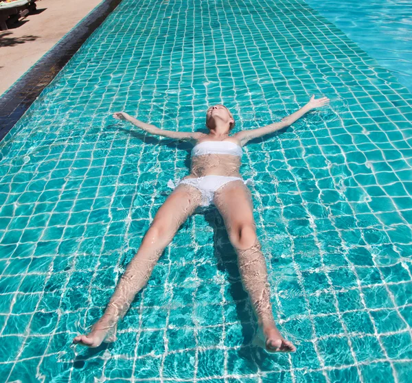 Mujer relajándose en la piscina — Foto de Stock