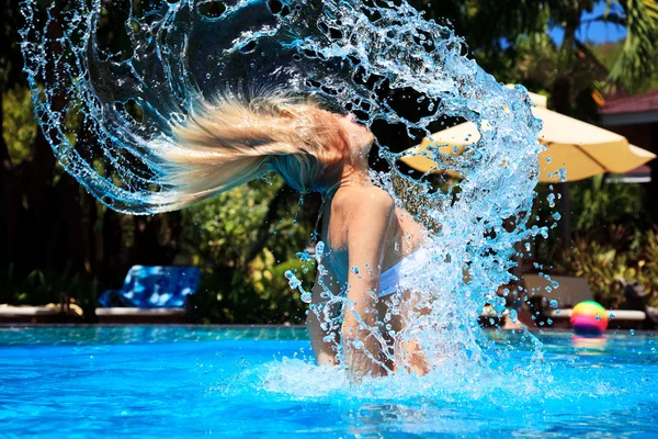 La donna esce dalla piscina. — Foto Stock