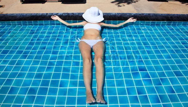 Жінка розслабляється на басейні — стокове фото