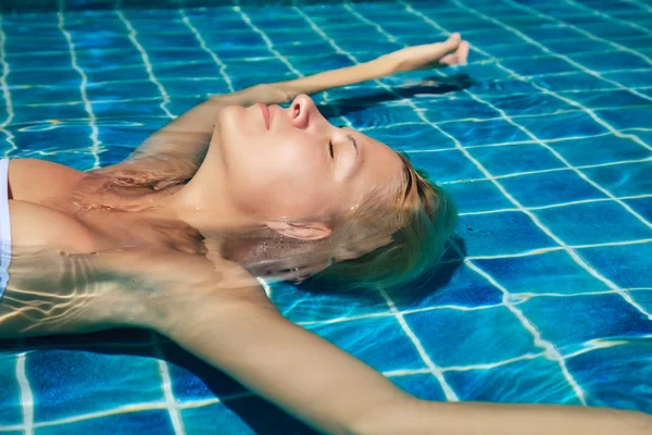 Vrouw ontspannen op het zwembad — Stockfoto
