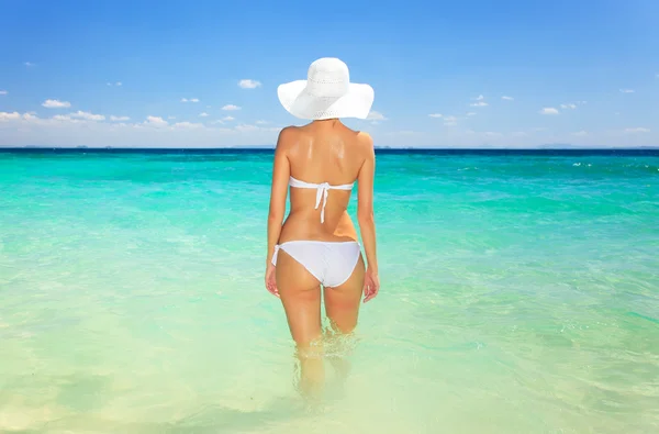 Жінка в капелюсі стоїть на пляжі — стокове фото