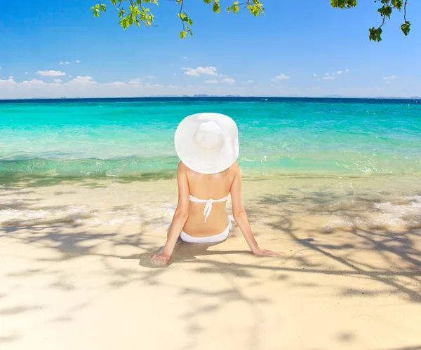 Жінка сидить на березі тропічного моря . — стокове фото