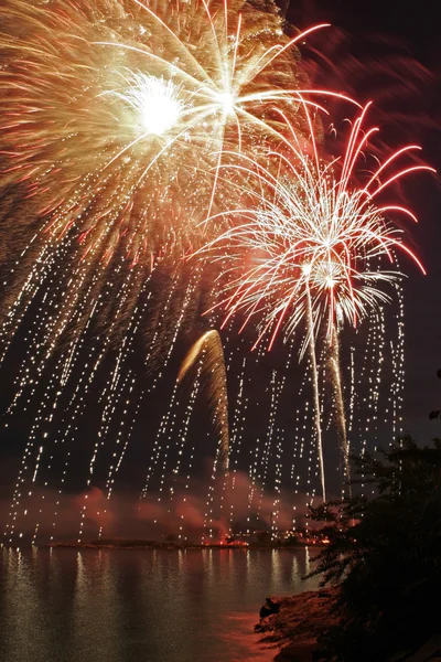 Fogos de artifício refletidos sobre o porto — Fotografia de Stock