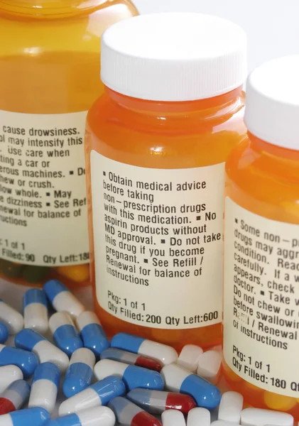 Garrafas de pílula com aviso de medicação — Fotografia de Stock