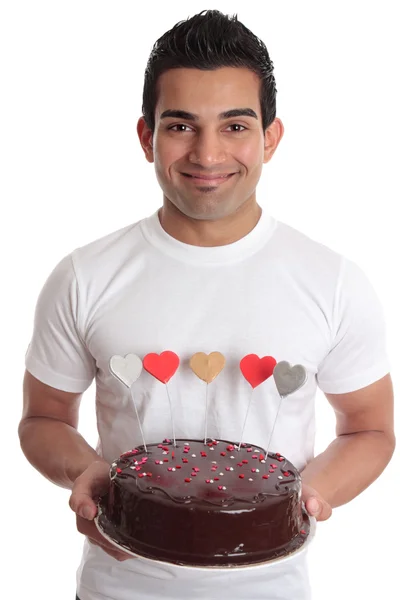 Mężczyznę niosącego tort romantyczny serce — Zdjęcie stockowe