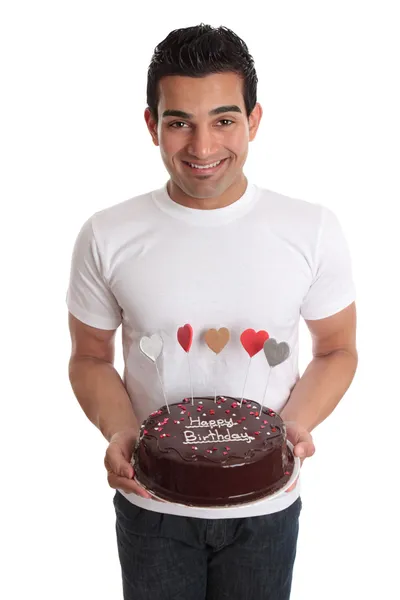 Muž čokoládový dort zdobený srdce — Stock fotografie