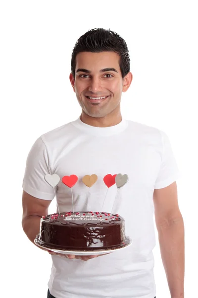 Uomo sorridente con una torta di compleanno — Foto Stock