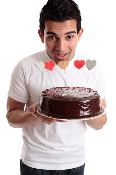 Uomo sfacciato con una torta di compleanno — Foto Stock