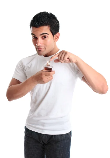 Mann zeigt auf eine Flasche Parfüm — Stockfoto