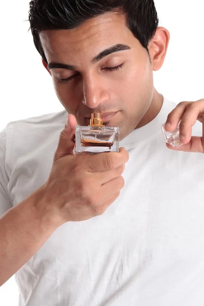 Homem cheiro perfume — Fotografia de Stock