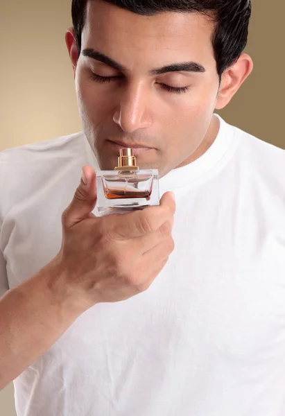Мужчина пахнет парфюмерным одеколоном — стоковое фото