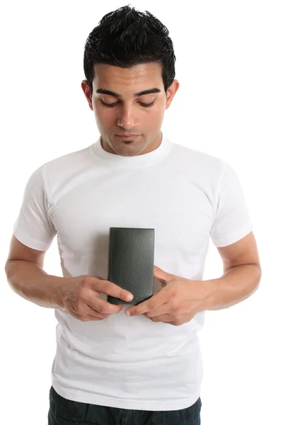 Hombre sosteniendo un producto de caja — Foto de Stock