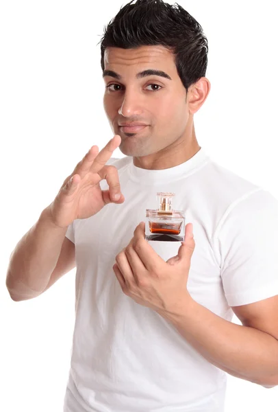 Mann empfiehlt Werbung für ein Parfüm — Stockfoto