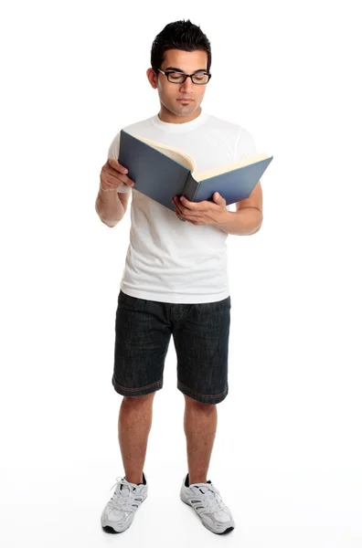 Uomo che legge un libro con copertina rigida — Foto Stock