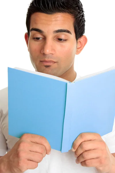 Encerramento de um homem lendo um livro — Fotografia de Stock