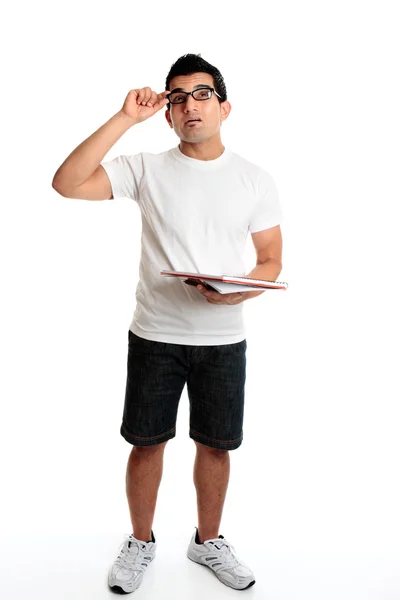 Homem com um bloco de notas e caneta olhando para cima — Fotografia de Stock