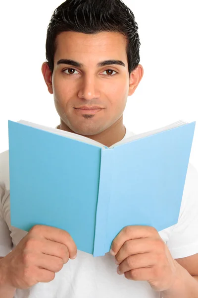 Человек, смотрящий вверх из открытой книги — стоковое фото
