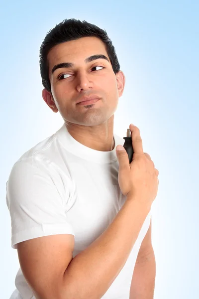 Человек с одеколоном после бритья — стоковое фото