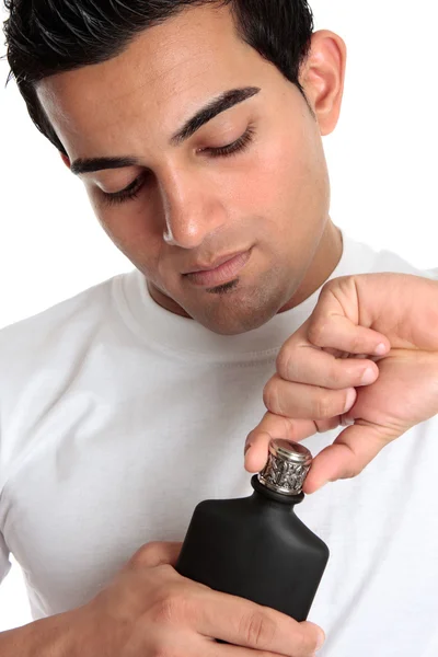 Guy remove a tampa da garrafa aftershave — Fotografia de Stock