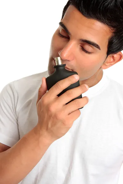 Man aftershave Keulen ruiken — Stockfoto