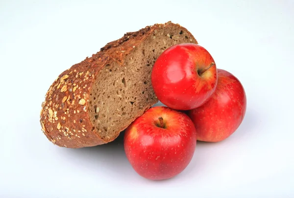 Хлеб и яблоки — стоковое фото