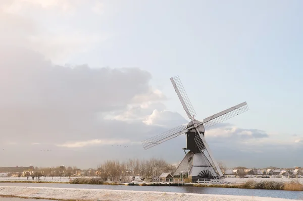 Větrný mlýn v zimě风车在冬季 — Stock fotografie
