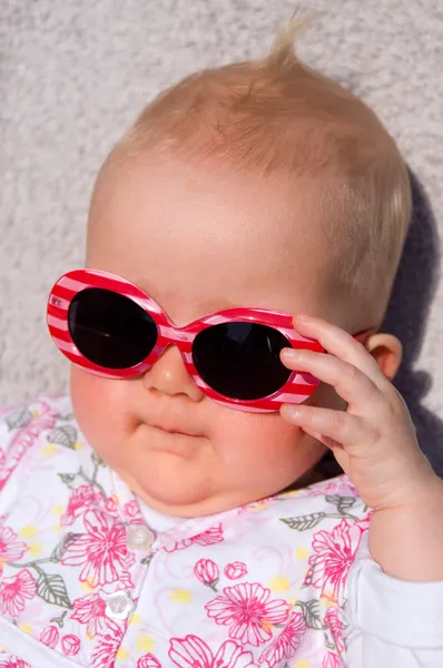Baby met zonnebril — Stockfoto