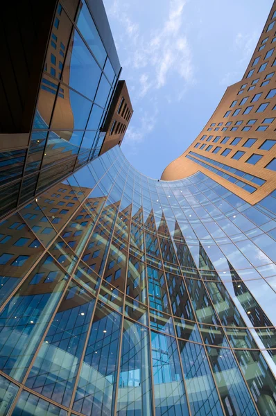 Reflecion ile skyscrapper — Stok fotoğraf
