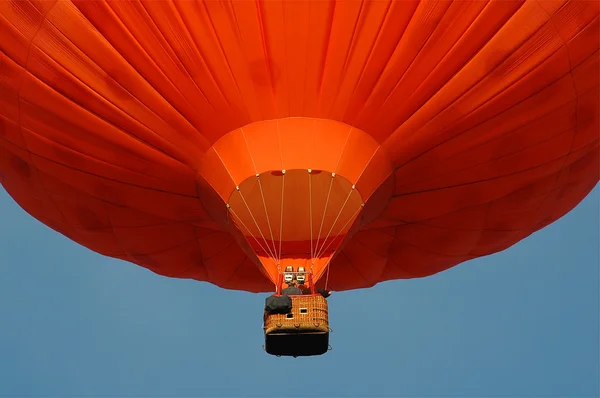 En oransje luftballong – stockfoto