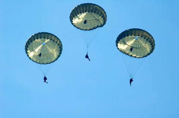 Trzy spadochroniarzy — Zdjęcie stockowe