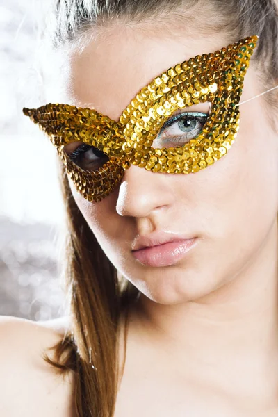 Aranyos fiatal nő visel maszkot Stock Kép