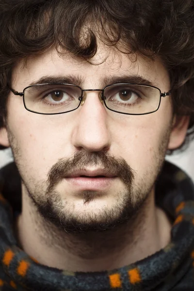 Jonge man met een bril op zoek ernstige Rechtenvrije Stockfoto's