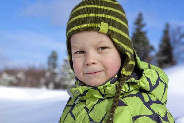 güneşli kış gününde bir çocuk portresi