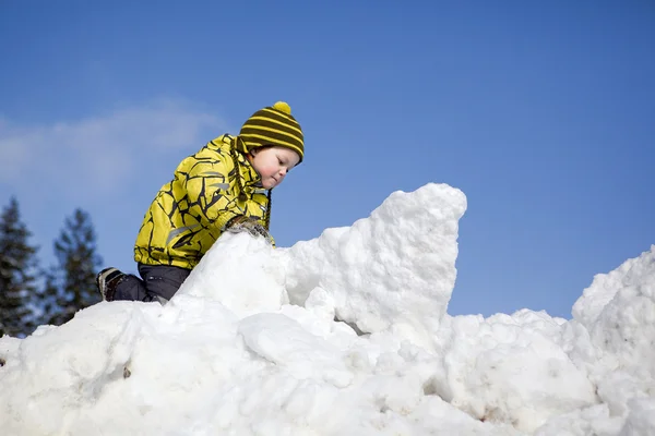 Αγόρι που παίζει στο χιόνι Εικόνα Αρχείου