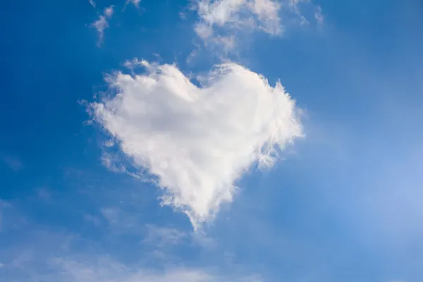 Cloud in the shape of heart — Stockfoto