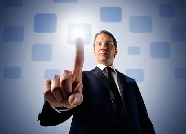 Hombre de negocios presionando un botón de pantalla táctil —  Fotos de Stock