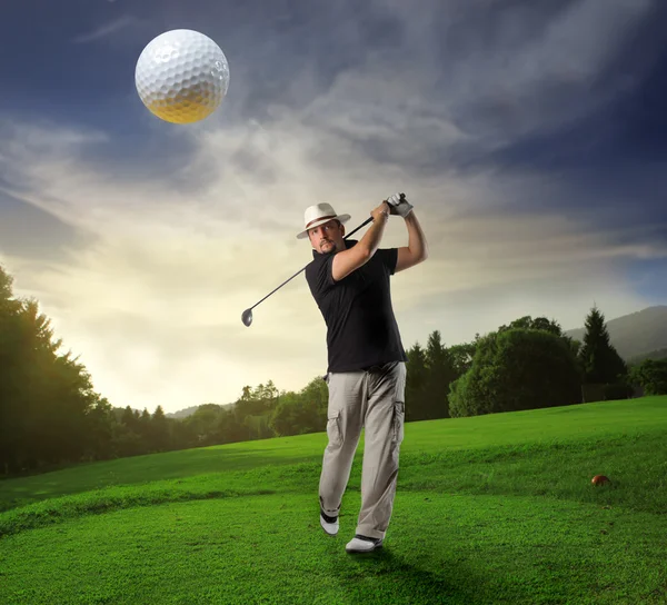 Hombre jugando al golf — Foto de Stock
