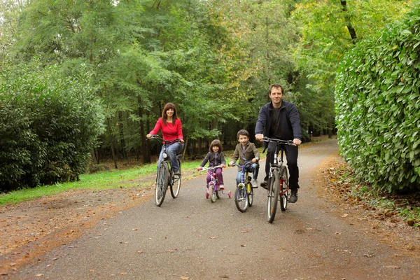幸福的家庭在自行车 — 图库照片
