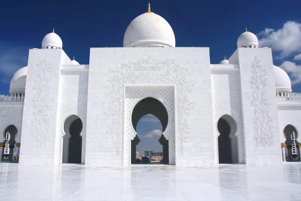 Mesquita branca com céu azul nublado — Fotografia de Stock