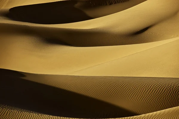 Песчаные дюны пустыни Сахары с тенью — стоковое фото