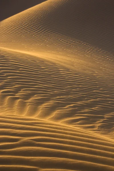 Песчаные дюны пустыни с тенью — стоковое фото