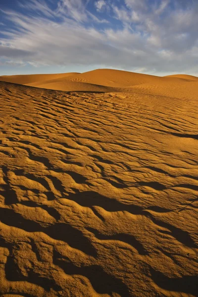 Песчаные дюны с облачным небом — стоковое фото