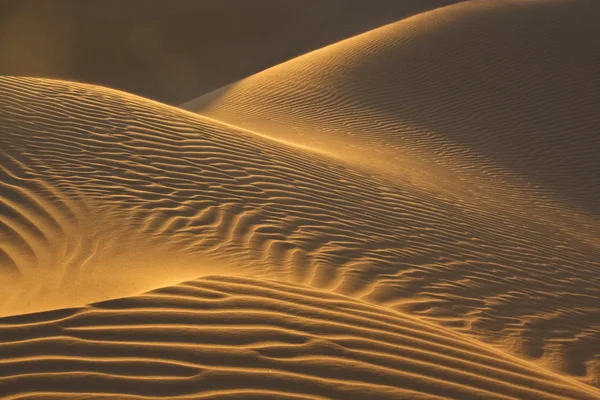 Dunas de areia ao sol da noite — Fotografia de Stock